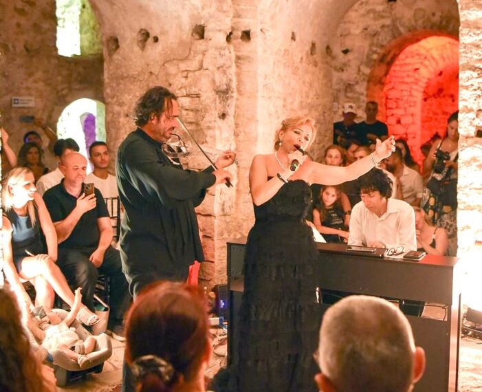 Sopranoja Inva Mula, pianisti Genc Tukiçi dhe violinisti Olen Cesari