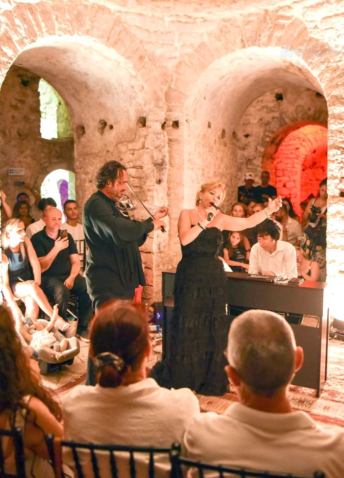 Sopranoja Inva Mula, pianisti Genc Tukiçi dhe violinisti Olen Cesari